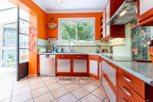 Maison à vendre 8 pièces VITROLLES (13) - piscine - vue panoramique dominante - grand calme - belle luminosité - grands volumes