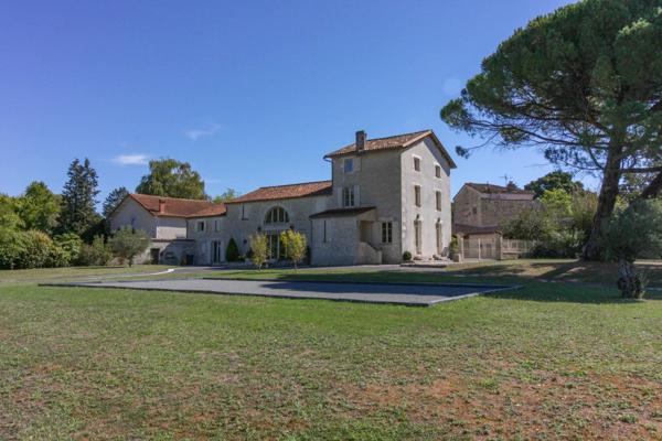 Maison spacieuse et individuelle avec grand jardin, maison d’amis et petite piscine, au cœur de la ville