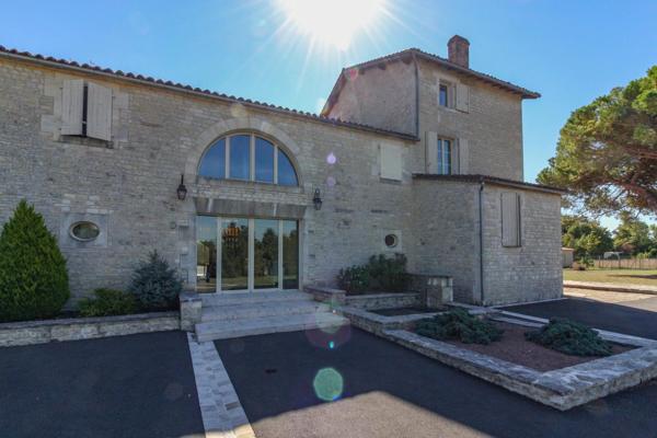 Maison spacieuse et individuelle avec grand jardin, maison d’amis et petite piscine, au cœur de la ville