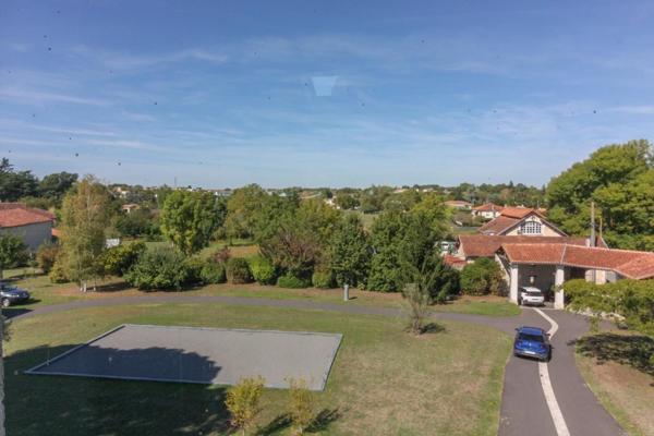 Maison spacieuse et individuelle avec grand jardin, maison d’amis et petite piscine, au cœur de la ville
