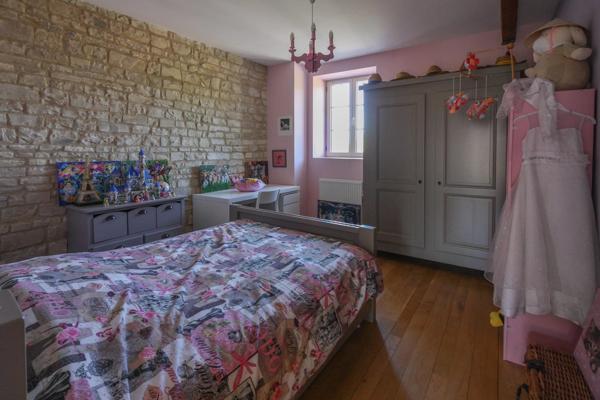 Maison spacieuse et individuelle avec grand jardin, maison d’amis et petite piscine, au cœur de la ville