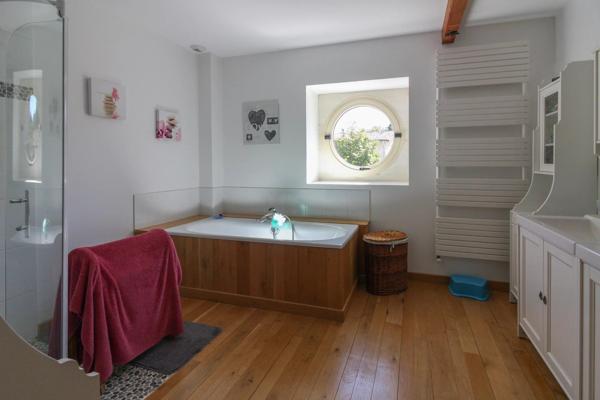 Maison spacieuse et individuelle avec grand jardin, maison d’amis et petite piscine, au cœur de la ville