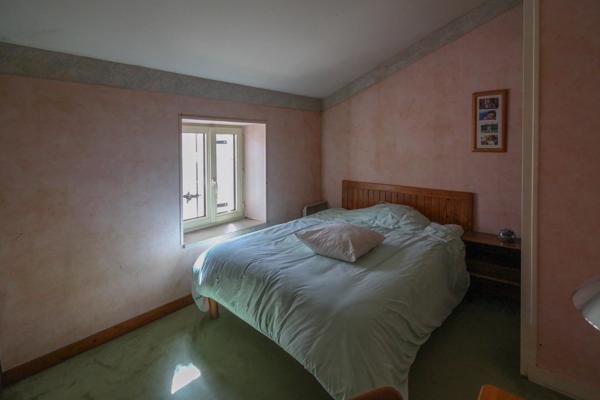 Maison spacieuse et individuelle avec grand jardin, maison d’amis et petite piscine, au cœur de la ville