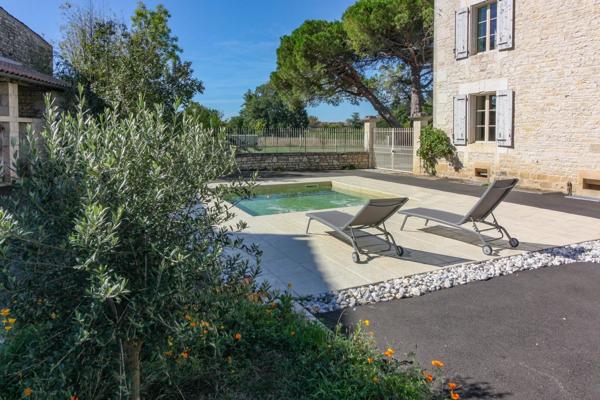 Maison spacieuse et individuelle avec grand jardin, maison d’amis et petite piscine, au cœur de la ville