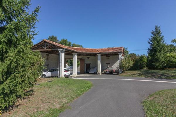 Maison spacieuse et individuelle avec grand jardin, maison d’amis et petite piscine, au cœur de la ville