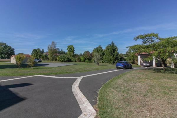 Maison spacieuse et individuelle avec grand jardin, maison d’amis et petite piscine, au cœur de la ville