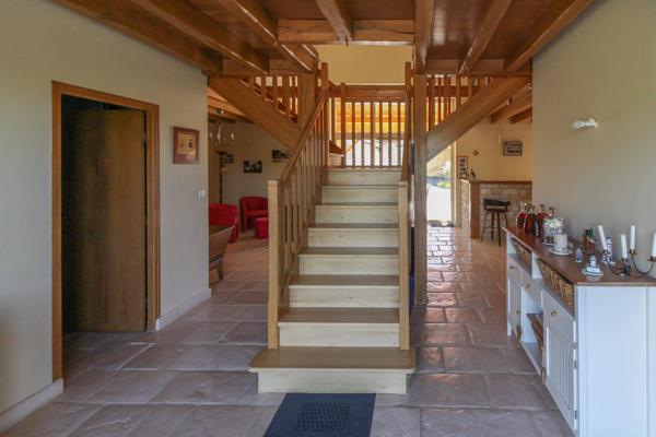 Maison spacieuse et individuelle avec grand jardin, maison d’amis et petite piscine, au cœur de la ville