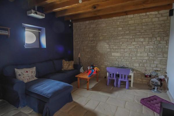 Maison spacieuse et individuelle avec grand jardin, maison d’amis et petite piscine, au cœur de la ville