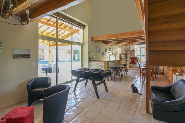 Maison spacieuse et individuelle avec grand jardin, maison d’amis et petite piscine, au cœur de la ville