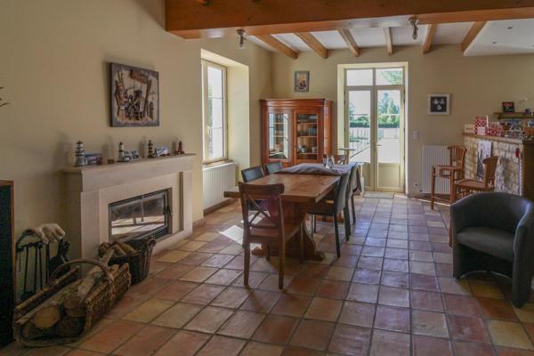Maison spacieuse et individuelle avec grand jardin, maison d’amis et petite piscine, au cœur de la ville