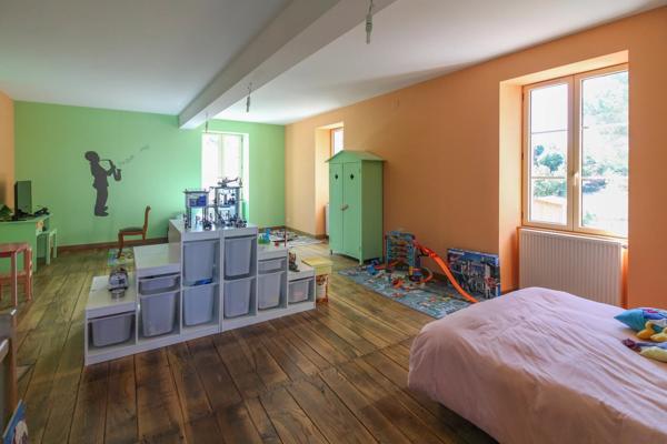 Maison spacieuse et individuelle avec grand jardin, maison d’amis et petite piscine, au cœur de la ville