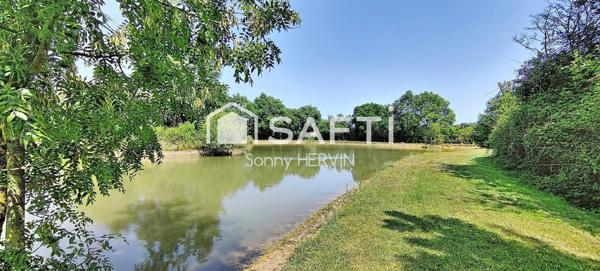 Étang avec mobil home, cabane et pêcherie