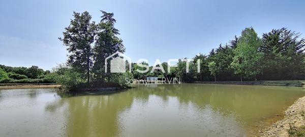 Étang avec mobil home, cabane et pêcherie