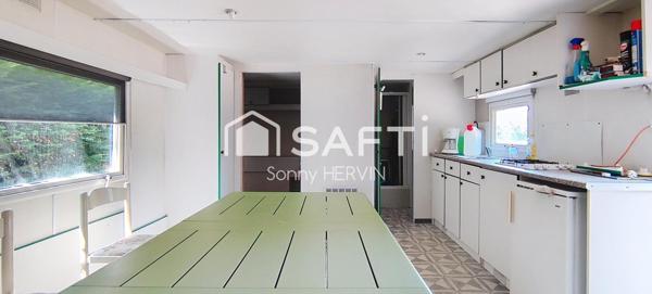 Étang avec mobil home, cabane et pêcherie