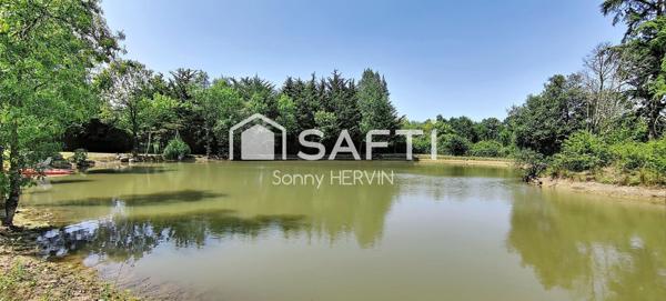 Étang avec mobil home, cabane et pêcherie