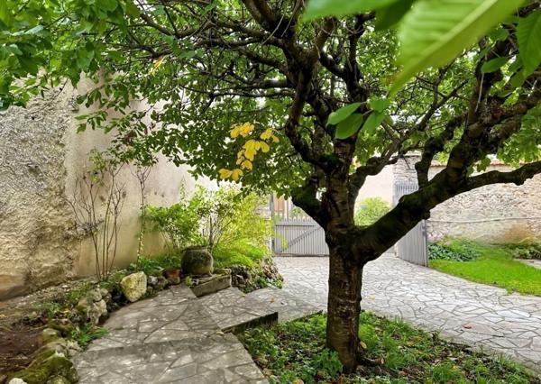 Maison ancienne de charme avec dépendance aménageable