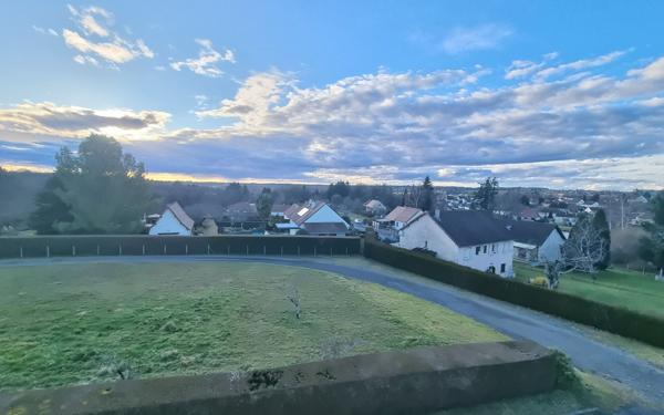 Maison à vendre    7 pièces • 227 m2 Saint-Yrieix-la-Perche