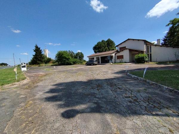 Propriété avec habitation 4 chambres et local professionnel à Saint-Julien-l'Ars (axe Poitiers / Chauvigny)