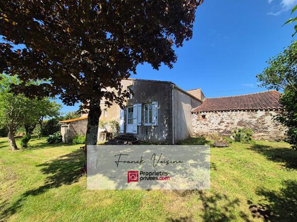 A rénover aux Herbiers Maison en pierres de 95 m2 avec 3 chambres dans un village sur une parcelle de 1638 m2