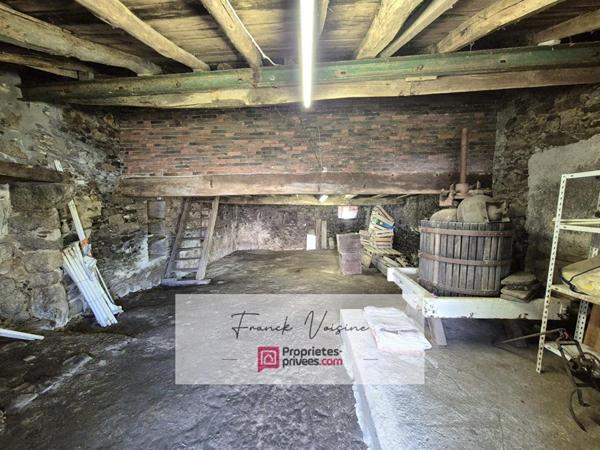 A rénover aux Herbiers Maison en pierres de 95 m2 avec 3 chambres dans un village sur une parcelle de 1638 m2