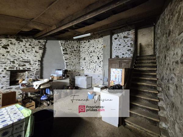 A rénover aux Herbiers Maison en pierres de 95 m2 avec 3 chambres dans un village sur une parcelle de 1638 m2