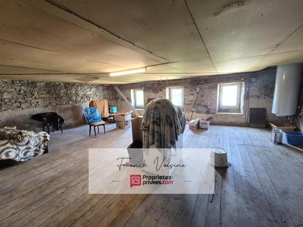 A rénover aux Herbiers Maison en pierres de 95 m2 avec 3 chambres dans un village sur une parcelle de 1638 m2