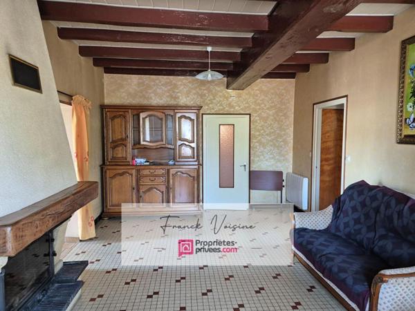 A rénover aux Herbiers Maison en pierres de 95 m2 avec 3 chambres dans un village sur une parcelle de 1638 m2