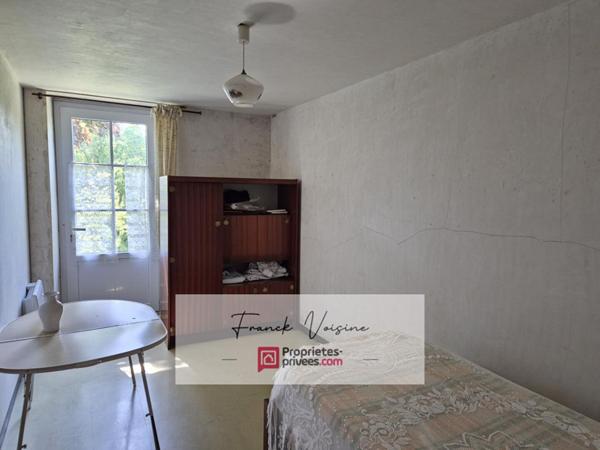 A rénover aux Herbiers Maison en pierres de 95 m2 avec 3 chambres dans un village sur une parcelle de 1638 m2