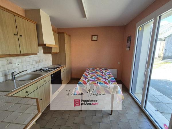 A rénover aux Herbiers Maison en pierres de 95 m2 avec 3 chambres dans un village sur une parcelle de 1638 m2