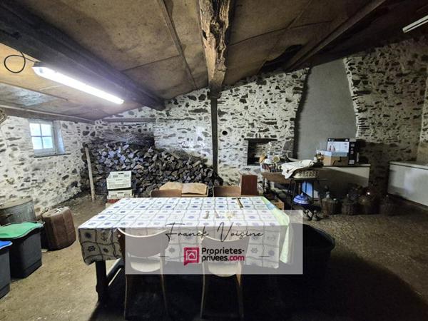 A rénover aux Herbiers Maison en pierres de 95 m2 avec 3 chambres dans un village sur une parcelle de 1638 m2