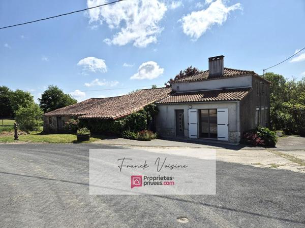 A rénover aux Herbiers Maison en pierres de 95 m2 avec 3 chambres dans un village sur une parcelle de 1638 m2