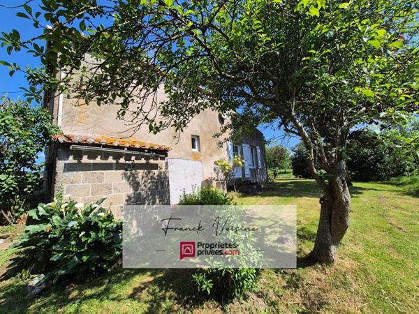 A rénover aux Herbiers Maison en pierres de 95 m2 avec 3 chambres dans un village sur une parcelle de 1638 m2