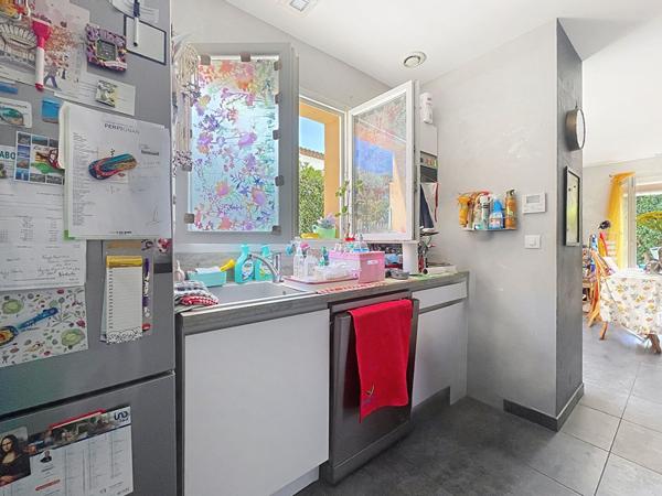 Charmante villa récente de 2014, 4 faces à Pia, plain-pied, 3 chambres, jardin et garage