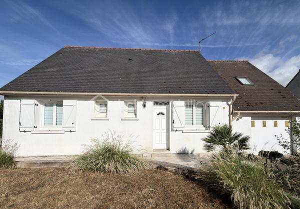 Venez découvrir cette maison des années 1980, située à proximité du centre-bourg, offrant une vie de plain-pied. 

Au rez-de-chaussée, elle se compose d'un salon/séjour de 23 m2 environ avec accès vers le jardin, d'un cellier, d'une cuisine, d'un garage attenant de plus de 30 m2, de deux chambres, d'une salle d'eau et d'un WC. 

À l'étage, vous trouverez deux chambres supplémentaires.

Un grand garage traversant complète l'ensemble et permet notamment d'accéder au vide sanitaire, permettant ainsi différentes possibilités d'aménagement ou de transformation selon les besoins. 

La maison bénéficie d'huisseries en PVC double vitrage sur la quasi-totalité des ouvertures, d'un chauffage au gaz de ville et du tout-à-l'égout.

À l'extérieur, vous profiterez d'une très belle parcelle entièrement close de 958 m2  avec terrasse et terrain de pétanque. Un environnement calme et agréable. 

Écoles maternelle et primaire à proximité immédiate, arrêt de bus desservant ces établissements et le collège de rattachement Philippe de Commynes à Tours. 

Contactez-moi de préférence par téléphone afin d'échanger sur ce projet d'acquisition, de vous présenter cette propriété plus en détail et de planifier une visite !
