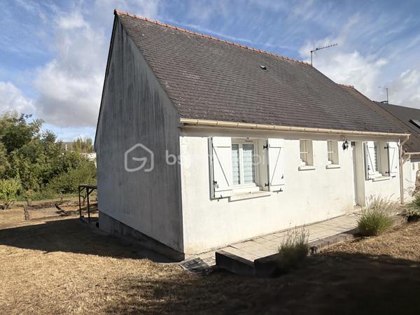 Venez découvrir cette maison des années 1980, située à proximité du centre-bourg, offrant une vie de plain-pied. 

Au rez-de-chaussée, elle se compose d'un salon/séjour de 23 m2 environ avec accès vers le jardin, d'un cellier, d'une cuisine, d'un garage attenant de plus de 30 m2, de deux chambres, d'une salle d'eau et d'un WC. 

À l'étage, vous trouverez deux chambres supplémentaires.

Un grand garage traversant complète l'ensemble et permet notamment d'accéder au vide sanitaire, permettant ainsi différentes possibilités d'aménagement ou de transformation selon les besoins. 

La maison bénéficie d'huisseries en PVC double vitrage sur la quasi-totalité des ouvertures, d'un chauffage au gaz de ville et du tout-à-l'égout.

À l'extérieur, vous profiterez d'une très belle parcelle entièrement close de 958 m2  avec terrasse et terrain de pétanque. Un environnement calme et agréable. 

Écoles maternelle et primaire à proximité immédiate, arrêt de bus desservant ces établissements et le collège de rattachement Philippe de Commynes à Tours. 

Contactez-moi de préférence par téléphone afin d'échanger sur ce projet d'acquisition, de vous présenter cette propriété plus en détail et de planifier une visite !