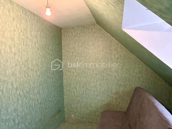 Venez découvrir cette maison des années 1980, située à proximité du centre-bourg, offrant une vie de plain-pied. 

Au rez-de-chaussée, elle se compose d'un salon/séjour de 23 m2 environ avec accès vers le jardin, d'un cellier, d'une cuisine, d'un garage attenant de plus de 30 m2, de deux chambres, d'une salle d'eau et d'un WC. 

À l'étage, vous trouverez deux chambres supplémentaires.

Un grand garage traversant complète l'ensemble et permet notamment d'accéder au vide sanitaire, permettant ainsi différentes possibilités d'aménagement ou de transformation selon les besoins. 

La maison bénéficie d'huisseries en PVC double vitrage sur la quasi-totalité des ouvertures, d'un chauffage au gaz de ville et du tout-à-l'égout.

À l'extérieur, vous profiterez d'une très belle parcelle entièrement close de 958 m2  avec terrasse et terrain de pétanque. Un environnement calme et agréable. 

Écoles maternelle et primaire à proximité immédiate, arrêt de bus desservant ces établissements et le collège de rattachement Philippe de Commynes à Tours. 

Contactez-moi de préférence par téléphone afin d'échanger sur ce projet d'acquisition, de vous présenter cette propriété plus en détail et de planifier une visite !