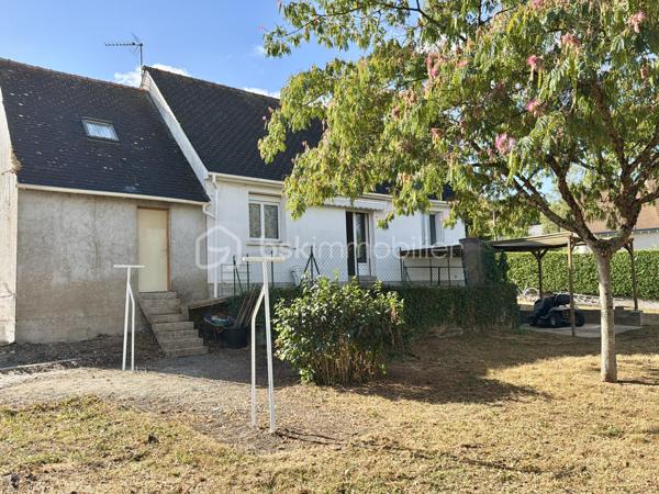 Venez découvrir cette maison des années 1980, située à proximité du centre-bourg, offrant une vie de plain-pied. 

Au rez-de-chaussée, elle se compose d'un salon/séjour de 23 m2 environ avec accès vers le jardin, d'un cellier, d'une cuisine, d'un garage attenant de plus de 30 m2, de deux chambres, d'une salle d'eau et d'un WC. 

À l'étage, vous trouverez deux chambres supplémentaires.

Un grand garage traversant complète l'ensemble et permet notamment d'accéder au vide sanitaire, permettant ainsi différentes possibilités d'aménagement ou de transformation selon les besoins. 

La maison bénéficie d'huisseries en PVC double vitrage sur la quasi-totalité des ouvertures, d'un chauffage au gaz de ville et du tout-à-l'égout.

À l'extérieur, vous profiterez d'une très belle parcelle entièrement close de 958 m2  avec terrasse et terrain de pétanque. Un environnement calme et agréable. 

Écoles maternelle et primaire à proximité immédiate, arrêt de bus desservant ces établissements et le collège de rattachement Philippe de Commynes à Tours. 

Contactez-moi de préférence par téléphone afin d'échanger sur ce projet d'acquisition, de vous présenter cette propriété plus en détail et de planifier une visite !
