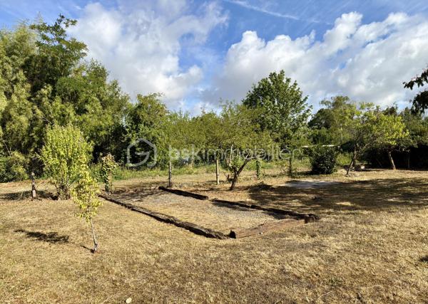 Venez découvrir cette maison des années 1980, située à proximité du centre-bourg, offrant une vie de plain-pied. 

Au rez-de-chaussée, elle se compose d'un salon/séjour de 23 m2 environ avec accès vers le jardin, d'un cellier, d'une cuisine, d'un garage attenant de plus de 30 m2, de deux chambres, d'une salle d'eau et d'un WC. 

À l'étage, vous trouverez deux chambres supplémentaires.

Un grand garage traversant complète l'ensemble et permet notamment d'accéder au vide sanitaire, permettant ainsi différentes possibilités d'aménagement ou de transformation selon les besoins. 

La maison bénéficie d'huisseries en PVC double vitrage sur la quasi-totalité des ouvertures, d'un chauffage au gaz de ville et du tout-à-l'égout.

À l'extérieur, vous profiterez d'une très belle parcelle entièrement close de 958 m2  avec terrasse et terrain de pétanque. Un environnement calme et agréable. 

Écoles maternelle et primaire à proximité immédiate, arrêt de bus desservant ces établissements et le collège de rattachement Philippe de Commynes à Tours. 

Contactez-moi de préférence par téléphone afin d'échanger sur ce projet d'acquisition, de vous présenter cette propriété plus en détail et de planifier une visite !