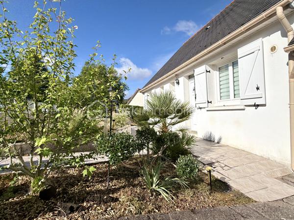 Venez découvrir cette maison des années 1980, située à proximité du centre-bourg, offrant une vie de plain-pied. 

Au rez-de-chaussée, elle se compose d'un salon/séjour de 23 m2 environ avec accès vers le jardin, d'un cellier, d'une cuisine, d'un garage attenant de plus de 30 m2, de deux chambres, d'une salle d'eau et d'un WC. 

À l'étage, vous trouverez deux chambres supplémentaires.

Un grand garage traversant complète l'ensemble et permet notamment d'accéder au vide sanitaire, permettant ainsi différentes possibilités d'aménagement ou de transformation selon les besoins. 

La maison bénéficie d'huisseries en PVC double vitrage sur la quasi-totalité des ouvertures, d'un chauffage au gaz de ville et du tout-à-l'égout.

À l'extérieur, vous profiterez d'une très belle parcelle entièrement close de 958 m2  avec terrasse et terrain de pétanque. Un environnement calme et agréable. 

Écoles maternelle et primaire à proximité immédiate, arrêt de bus desservant ces établissements et le collège de rattachement Philippe de Commynes à Tours. 

Contactez-moi de préférence par téléphone afin d'échanger sur ce projet d'acquisition, de vous présenter cette propriété plus en détail et de planifier une visite !