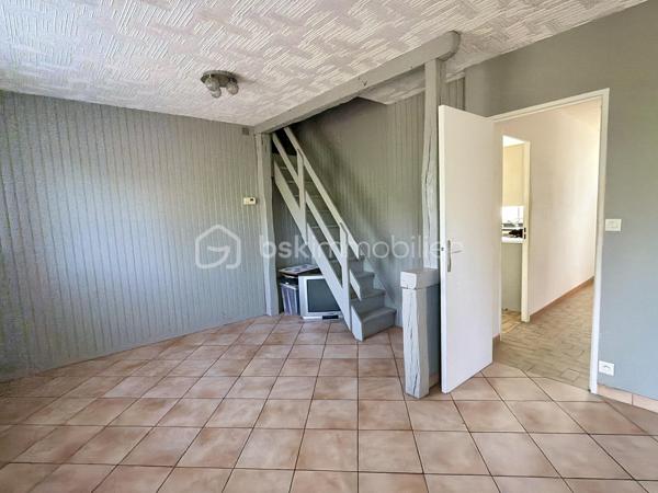 Venez découvrir cette maison des années 1980, située à proximité du centre-bourg, offrant une vie de plain-pied. 

Au rez-de-chaussée, elle se compose d'un salon/séjour de 23 m2 environ avec accès vers le jardin, d'un cellier, d'une cuisine, d'un garage attenant de plus de 30 m2, de deux chambres, d'une salle d'eau et d'un WC. 

À l'étage, vous trouverez deux chambres supplémentaires.

Un grand garage traversant complète l'ensemble et permet notamment d'accéder au vide sanitaire, permettant ainsi différentes possibilités d'aménagement ou de transformation selon les besoins. 

La maison bénéficie d'huisseries en PVC double vitrage sur la quasi-totalité des ouvertures, d'un chauffage au gaz de ville et du tout-à-l'égout.

À l'extérieur, vous profiterez d'une très belle parcelle entièrement close de 958 m2  avec terrasse et terrain de pétanque. Un environnement calme et agréable. 

Écoles maternelle et primaire à proximité immédiate, arrêt de bus desservant ces établissements et le collège de rattachement Philippe de Commynes à Tours. 

Contactez-moi de préférence par téléphone afin d'échanger sur ce projet d'acquisition, de vous présenter cette propriété plus en détail et de planifier une visite !