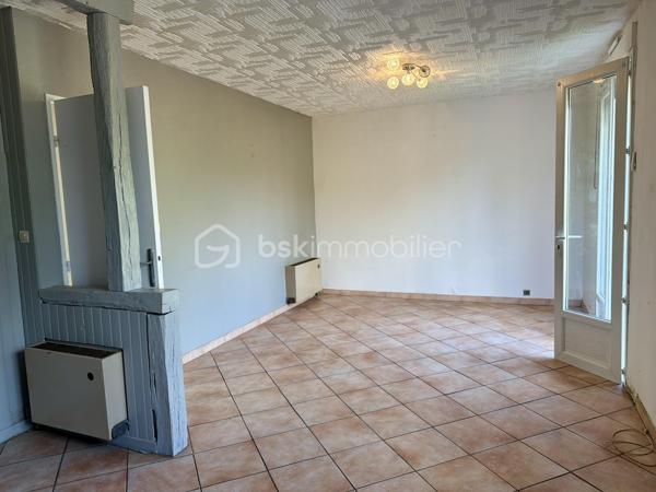 Venez découvrir cette maison des années 1980, située à proximité du centre-bourg, offrant une vie de plain-pied. 

Au rez-de-chaussée, elle se compose d'un salon/séjour de 23 m2 environ avec accès vers le jardin, d'un cellier, d'une cuisine, d'un garage attenant de plus de 30 m2, de deux chambres, d'une salle d'eau et d'un WC. 

À l'étage, vous trouverez deux chambres supplémentaires.

Un grand garage traversant complète l'ensemble et permet notamment d'accéder au vide sanitaire, permettant ainsi différentes possibilités d'aménagement ou de transformation selon les besoins. 

La maison bénéficie d'huisseries en PVC double vitrage sur la quasi-totalité des ouvertures, d'un chauffage au gaz de ville et du tout-à-l'égout.

À l'extérieur, vous profiterez d'une très belle parcelle entièrement close de 958 m2  avec terrasse et terrain de pétanque. Un environnement calme et agréable. 

Écoles maternelle et primaire à proximité immédiate, arrêt de bus desservant ces établissements et le collège de rattachement Philippe de Commynes à Tours. 

Contactez-moi de préférence par téléphone afin d'échanger sur ce projet d'acquisition, de vous présenter cette propriété plus en détail et de planifier une visite !