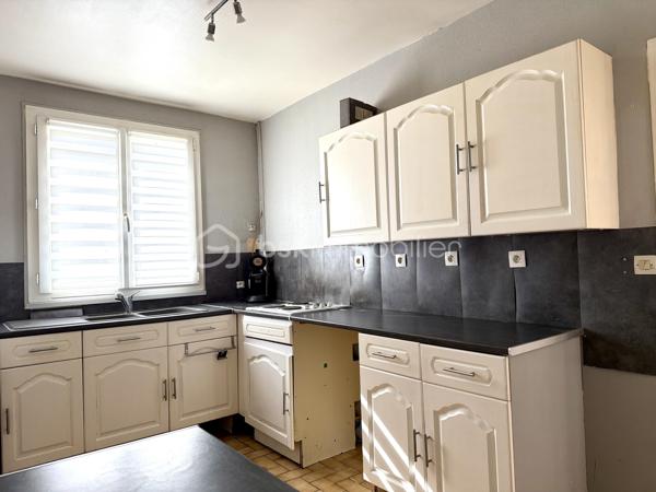 Venez découvrir cette maison des années 1980, située à proximité du centre-bourg, offrant une vie de plain-pied. 

Au rez-de-chaussée, elle se compose d'un salon/séjour de 23 m2 environ avec accès vers le jardin, d'un cellier, d'une cuisine, d'un garage attenant de plus de 30 m2, de deux chambres, d'une salle d'eau et d'un WC. 

À l'étage, vous trouverez deux chambres supplémentaires.

Un grand garage traversant complète l'ensemble et permet notamment d'accéder au vide sanitaire, permettant ainsi différentes possibilités d'aménagement ou de transformation selon les besoins. 

La maison bénéficie d'huisseries en PVC double vitrage sur la quasi-totalité des ouvertures, d'un chauffage au gaz de ville et du tout-à-l'égout.

À l'extérieur, vous profiterez d'une très belle parcelle entièrement close de 958 m2  avec terrasse et terrain de pétanque. Un environnement calme et agréable. 

Écoles maternelle et primaire à proximité immédiate, arrêt de bus desservant ces établissements et le collège de rattachement Philippe de Commynes à Tours. 

Contactez-moi de préférence par téléphone afin d'échanger sur ce projet d'acquisition, de vous présenter cette propriété plus en détail et de planifier une visite !