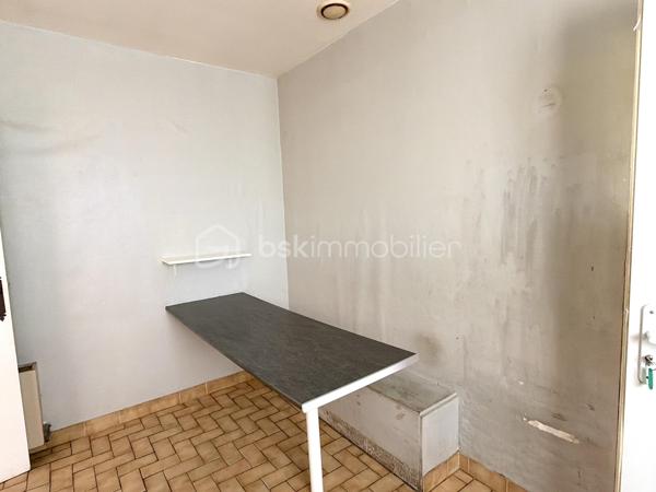 Venez découvrir cette maison des années 1980, située à proximité du centre-bourg, offrant une vie de plain-pied. 

Au rez-de-chaussée, elle se compose d'un salon/séjour de 23 m2 environ avec accès vers le jardin, d'un cellier, d'une cuisine, d'un garage attenant de plus de 30 m2, de deux chambres, d'une salle d'eau et d'un WC. 

À l'étage, vous trouverez deux chambres supplémentaires.

Un grand garage traversant complète l'ensemble et permet notamment d'accéder au vide sanitaire, permettant ainsi différentes possibilités d'aménagement ou de transformation selon les besoins. 

La maison bénéficie d'huisseries en PVC double vitrage sur la quasi-totalité des ouvertures, d'un chauffage au gaz de ville et du tout-à-l'égout.

À l'extérieur, vous profiterez d'une très belle parcelle entièrement close de 958 m2  avec terrasse et terrain de pétanque. Un environnement calme et agréable. 

Écoles maternelle et primaire à proximité immédiate, arrêt de bus desservant ces établissements et le collège de rattachement Philippe de Commynes à Tours. 

Contactez-moi de préférence par téléphone afin d'échanger sur ce projet d'acquisition, de vous présenter cette propriété plus en détail et de planifier une visite !