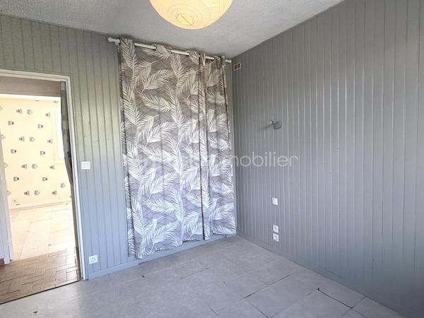 Venez découvrir cette maison des années 1980, située à proximité du centre-bourg, offrant une vie de plain-pied. 

Au rez-de-chaussée, elle se compose d'un salon/séjour de 23 m2 environ avec accès vers le jardin, d'un cellier, d'une cuisine, d'un garage attenant de plus de 30 m2, de deux chambres, d'une salle d'eau et d'un WC. 

À l'étage, vous trouverez deux chambres supplémentaires.

Un grand garage traversant complète l'ensemble et permet notamment d'accéder au vide sanitaire, permettant ainsi différentes possibilités d'aménagement ou de transformation selon les besoins. 

La maison bénéficie d'huisseries en PVC double vitrage sur la quasi-totalité des ouvertures, d'un chauffage au gaz de ville et du tout-à-l'égout.

À l'extérieur, vous profiterez d'une très belle parcelle entièrement close de 958 m2  avec terrasse et terrain de pétanque. Un environnement calme et agréable. 

Écoles maternelle et primaire à proximité immédiate, arrêt de bus desservant ces établissements et le collège de rattachement Philippe de Commynes à Tours. 

Contactez-moi de préférence par téléphone afin d'échanger sur ce projet d'acquisition, de vous présenter cette propriété plus en détail et de planifier une visite !