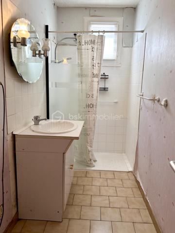 Venez découvrir cette maison des années 1980, située à proximité du centre-bourg, offrant une vie de plain-pied. 

Au rez-de-chaussée, elle se compose d'un salon/séjour de 23 m2 environ avec accès vers le jardin, d'un cellier, d'une cuisine, d'un garage attenant de plus de 30 m2, de deux chambres, d'une salle d'eau et d'un WC. 

À l'étage, vous trouverez deux chambres supplémentaires.

Un grand garage traversant complète l'ensemble et permet notamment d'accéder au vide sanitaire, permettant ainsi différentes possibilités d'aménagement ou de transformation selon les besoins. 

La maison bénéficie d'huisseries en PVC double vitrage sur la quasi-totalité des ouvertures, d'un chauffage au gaz de ville et du tout-à-l'égout.

À l'extérieur, vous profiterez d'une très belle parcelle entièrement close de 958 m2  avec terrasse et terrain de pétanque. Un environnement calme et agréable. 

Écoles maternelle et primaire à proximité immédiate, arrêt de bus desservant ces établissements et le collège de rattachement Philippe de Commynes à Tours. 

Contactez-moi de préférence par téléphone afin d'échanger sur ce projet d'acquisition, de vous présenter cette propriété plus en détail et de planifier une visite !