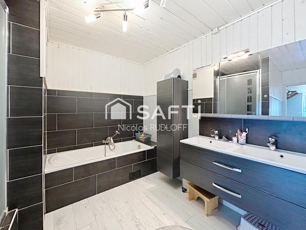 Maison - 7 pièces - 227m²