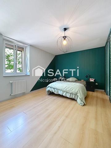 Maison - 7 pièces - 227m²