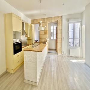 BORDEAUX HYPER CENTRE - RARE LOCAL COMMERCIAL 65m2 VENDU LIBRE D'OCCUPATION