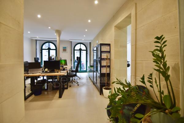 BORDEAUX HYPER CENTRE - RARE LOCAL COMMERCIAL 65m2 VENDU LIBRE D'OCCUPATION