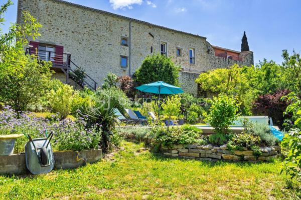 Nichée dans le charmant village de Pauligne, au cœur des vignobles du Pays Cathare, cette belle propriété de caractère datant des années 1800 offre une combinaison rare entre qualité de vie, charme et activité touristique.

D'environ 405 m² habitables, elle se prête aussi bien à un projet de vie familial avec revenus complémentaires qu'à la poursuite ou au développement d'une activité touristique.

Une véritable partie privative: 
- La partie habitation, d'environ 160 m², comprend une cuisine équipée avec arrière-cuisine, une salle à manger, un salon lumineux, ainsi qu'une terrasse privée offrant une belle vue sur les vignobles.
- L'espace nuit dispose de 3 chambres, une salle de bain et une salle d'eau.
- Un grenier aménageable d'environ 80 m² offre également un potentiel d'évolution selon les besoins et les projets du futur propriétaire.

Une activité touristique déjà en place, exploitée depuis plus de 10 ans, la propriété comprend :
- 4 chambres d'hôtes de charme de 18 à 25 m², dont 3 avec terrasse et kitchenette ;
- un gîte indépendant d'environ 50 m², avec terrasse privative ;
- une salle de détente et salle à manger d'environ 60 m², prolongée par une terrasse de 30 m² avec vue dégagée.

Cette configuration permet de conserver une véritable vie privée, tout en bénéficiant d'une activité touristique existante, à poursuivre ou à développer selon le projet de chacun.

Extérieurs et dépendances:
Implantée sur environ 1 500 m², la propriété bénéficie d'extérieurs agréables et soigneusement aménagés avec :
- une piscine récente au sel, chauffée par pompe à chaleur ;
- plusieurs espaces de terrasse ;
- un jardin arboré ;
- une belle vue sur les vignobles environnants.

Plusieurs dépendances complètent l'ensemble :
- garage / atelier de 100 m², 
- garage indépendant de 40 m²
- cave de 40 m² et deux citernes d'eau.

Un lieu de vie aux multiples possibilités. La configuration de la propriété permet d'envisager différents projets : résidence principale avec revenus complémentaires, maison familiale, poursuite de l'activité touristique ou développement progressif de l'hébergement. Le potentiel peut notamment être développé autour de la table d'hôtes, de l'œnotourisme, de séjours thématiques ou d'aménagements complémentaires, sous réserve des autorisations nécessaires.

Au cœur du Pays Cathare, située à proximité de Limoux et de Carcassonne, la propriété bénéficie d'un environnement privilégié entre vignobles, patrimoine, nature, gastronomie et activités de plein air.
Un bien rare pour ceux qui recherchent avant tout un lieu de vie de caractère, avec une activité touristique existante et un réel potentiel de développement.